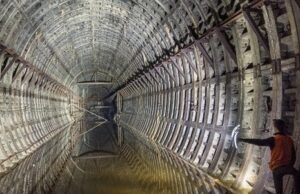 В метро Києва чоловік зупинив рух поїздів біганиною по коліях: що відомо В-метро-Києва-чоловік-зупинив-рух-поїздів-біганиною-по-коліях:-що-відомо