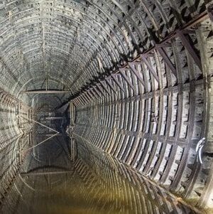 В-метро-Києва-чоловік-зупинив-рух-поїздів-біганиною-по-коліях:-що-відомо В-метро-Києва-чоловік-зупинив-рух-поїздів-біганиною-по-коліях:-що-відомо