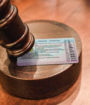 Запевняла,-що-це-антидепресанти:-на-10-років-забрали-права-у-лучанки,-яку-спіймали-з-ознаками. Запевняла,-що-це-антидепресанти:-на-10-років-забрали-права-у-лучанки,-яку-спіймали-з-ознаками.