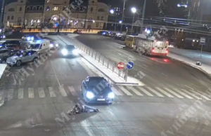 У Луцьку на Грушевського авто збило жінку на переході, момент ДТП зафіксували камери У-Луцьку-на-Грушевського-авто-збило-жінку-на-переході,-момент-ДТП-зафіксували-камери