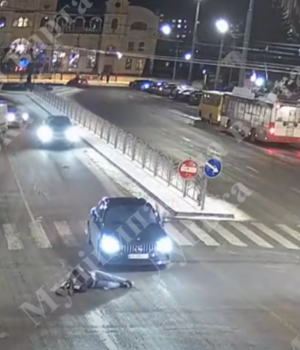 У-Луцьку-на-Грушевського-авто-збило-жінку-на-переході,-момент-ДТП-зафіксували-камери У-Луцьку-на-Грушевського-авто-збило-жінку-на-переході,-момент-ДТП-зафіксували-камери