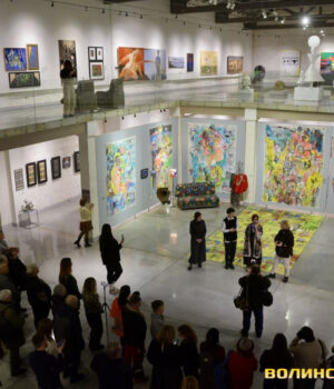 «Для-мене-дуже-важливо-бути-тут»:-у-Луцьку-відкрили-виставку-французької-художниці.-Фото