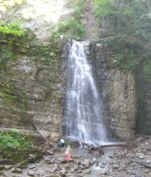 Замерз один із найвищих в Україні водоспадів – фото