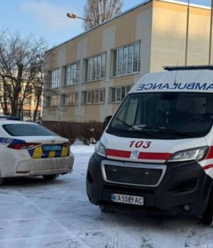 У-Києві-учень-напав-з-ножем-на-вчительку-та-однокласника