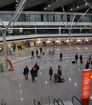 У-Варшаві-українка-з-написом-«бомба»-на-чолі-намагалася-сісти-на-літак,-її-затримали