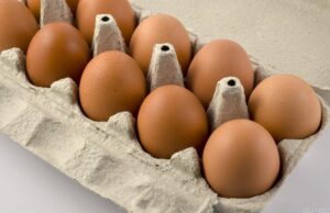 Як перевірити яйця на свіжість вдома: простий лайфхак з ліхтариком Як-перевірити-яйця-на-свіжість-вдома:-простий-лайфхак-з-ліхтариком