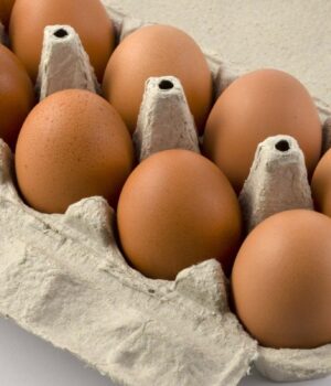 Як-перевірити-яйця-на-свіжість-вдома:-простий-лайфхак-з-ліхтариком