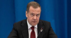 Медведєв лякає Трампа що РФ влаштує “референдум” в Гренландії Медведєв-лякає-Трампа-що-РФ-влаштує-“референдум”-в-Гренландії