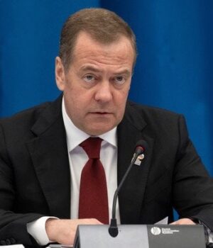 Медведєв-лякає-Трампа-що-РФ-влаштує-“референдум”-в-Гренландії