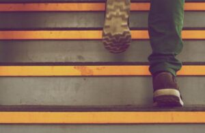 Задишка при підйомі сходами: лікарі поділилися, чи це нормально Задишка-при-підйомі-сходами:-лікарі-поділилися,-чи-це-нормально