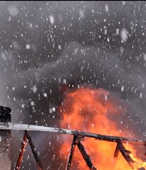 У-селі-біля-Луцька-горів-дерев’яний-будинок