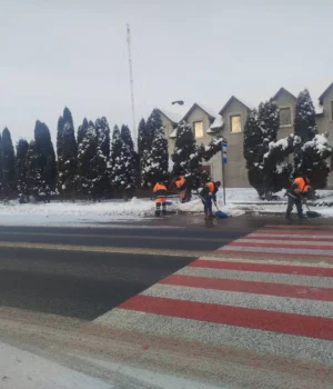 Сніг-у-8-областях-України:-дорожники-працюють-над-забезпеченням-проїзду