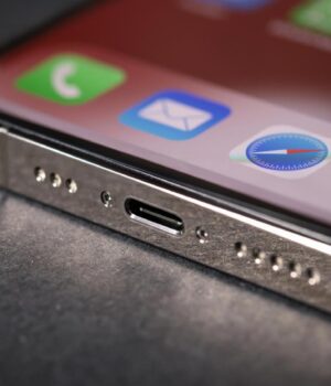 Як-безпечно-очистити-роз’єм-зарядки-вашого-iphone,-не-пошкодивши-контакти