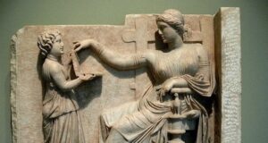 “Доказ” подорожей у часі: Мережу збурила давньогрецька статуя з “ноутбуком” “Доказ”-подорожей-у часі:-Мережу-збурила-давньогрецька-статуя-з “ноутбуком”