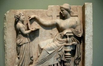 “Доказ” подорожей у часі: Мережу збурила давньогрецька статуя з “ноутбуком” “Доказ”-подорожей-у часі:-Мережу-збурила-давньогрецька-статуя-з “ноутбуком”