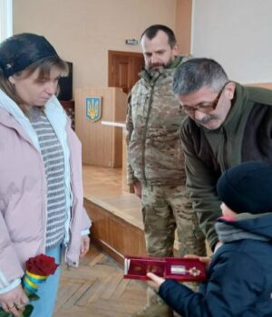 На-Волині-рідним-загиблих-воїнів-вручили-нагороди-Героїв.-ФОТО