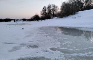 Зимова риболовля на Стиру у Луцьку: рятувальники нагадали правила безпеки Зимова-риболовля-на-Стиру-у-Луцьку:-рятувальники-нагадали-правила-безпеки