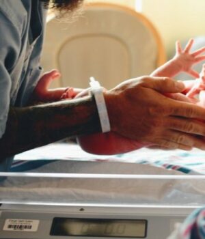 У-Тернополі-в-під’їзді-багатоповерхівки-знайшли-новонароджену-дитину