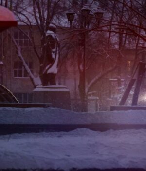 Прибирала-сніг,-коли-поруч-ударив-«шахед»:-відео-з-двірничкою-зі-Львова-підкорило-мережу