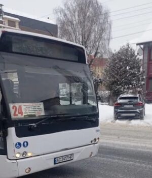Пасажири-їдуть-на-протязі:-у-вікні-луцького-автобуса-ходить-ходором-скло