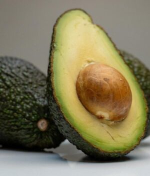 Як-видалити-кісточку-авокадо-без-зусиль-за-кілька-секунд:-тіктокер-показав-хитрий-трюк