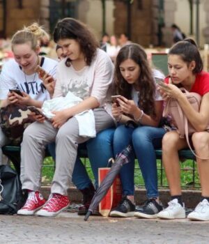 Як-впливають-на-психіку-підлітків-соцмережі-та-онлайн-ігри:-несподіваний-висновок-дослідників