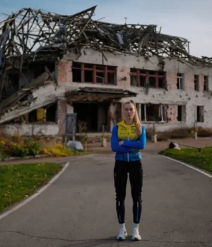 Спорт-гартований-війною:-молоді-лижники-у-Чернігові-тренуються-на-розбомбленій-базі