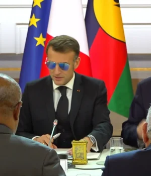 Макрон-з'явився-в-сонцезахисних-окулярах-на-зустрічі-в-Єлисейському-палаці