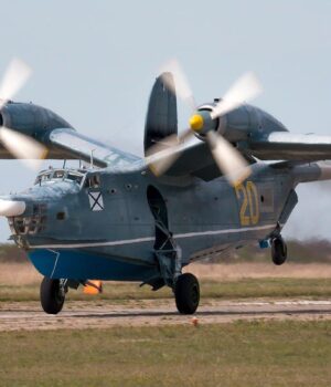 Повна-архаїка:-з’явилося-відео-бомбометання-з-літака-амфібії-Бе-12-по-українському-катеру