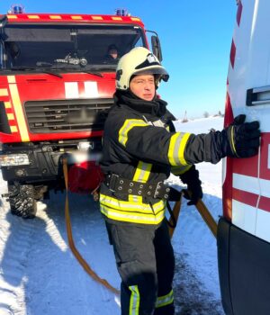 На-Волині-зі-снігового-замету-витягнули-швидку,-яка-везла-хворого