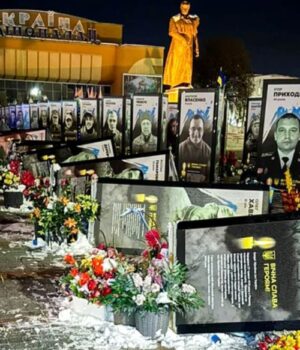 У-центрі-Рівного-жінка-пошкодила-портрети-загиблих-воїнів.-Сказала,-що-ті-її-дратують