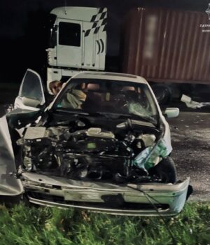 У-Луцьку-п’яний-водій-bmw-влетів-у-вантажівку:-вщент-розбитий-капот-і-17-тисяч-штрафу