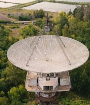 Найбільша-в-СРСР-«тарілка»,-через-яку-слухали-космос,-розташована-в-Україні.-Що-з-нею-зараз