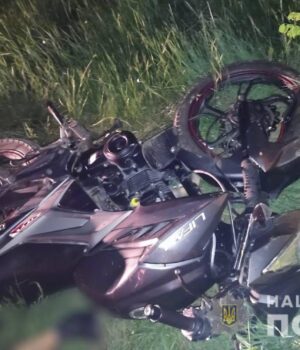 Постраждав-пасажир:-на-Волині-покарали-мотоцикліста,-який-п’яним-влетів-у-дерево