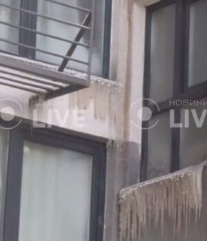 У-Києві-будинок-перетворився-на-крижану-печеру