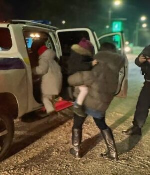 У-Луцьку-патрульні-допомогли-замінити-пошкоджене-колесо