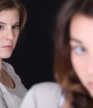 Як-розпізнати-заздрість-за-секунди:-сигнали,-які-люди-не-можуть-контролювати