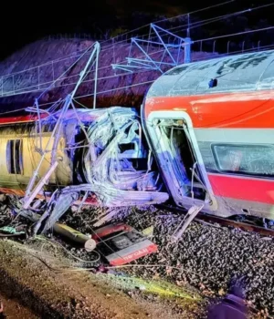 Два-швидкісні-поїзди-зійшли-з-рейок-в-Іспанії,-загинула-21-людина