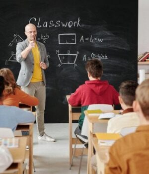 Від-лука-до молотка:-уряд-затвердив-список-речей,-які-заборонено-приносити-до школи