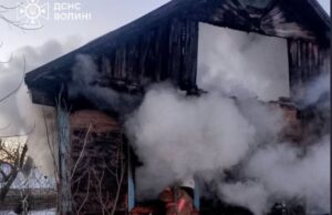 На Волині з палаючої хати врятували чоловіка На-Волині-з-палаючої-хати-врятували-чоловіка