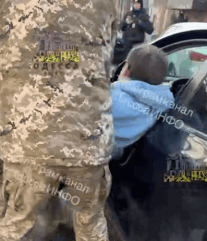 В-Одесі-хлопця-силоміць-витягли-водія-і-пошкодили-авто:-що-кажуть-у-ТЦК-(відео)