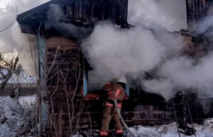 Бійці ДСНС із охопленого полум’ям будинку на Волині врятували людину Бійці-ДСНС-із-охопленого-полум’ям-будинку-на-Волині-врятували-людину