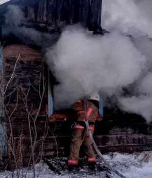 Бійці-ДСНС-із-охопленого-полум’ям-будинку-на-Волині-врятували-людину