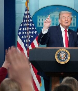 Трамп-зробив-нову-заяву-про-Гренландію-і-загадково-натякнув,-як-далеко-готовий-зайти