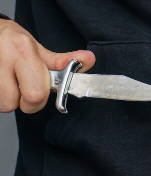 У-Нововолинську-чоловік,-розмахуючи-ножем,-вкрав-у-магазині-продукти-і-алкоголь