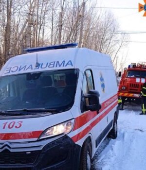 У-Шацьку-швидка,-яка-їхала-на-виклик,-застрягла-в-наметі:-допомогли-рятувальники