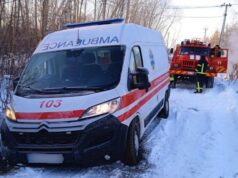 На Волині «швидка» застрягла у сніговому заметі На-Волині-«швидка»-застрягла-у-сніговому-заметі