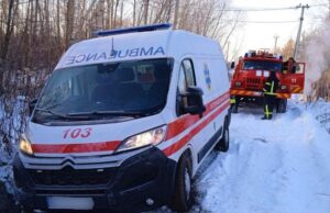 На Волині «швидка» застрягла у сніговому заметі На-Волині-«швидка»-застрягла-у-сніговому-заметі