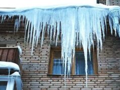 Як у Луцьку борються з бурульками та снігом на дахах. ВІДЕО Як-у-Луцьку-борються-з-бурульками-та-снігом-на-дахах.-ВІДЕО