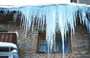 Як у Луцьку борються з бурульками та снігом на дахах. ВІДЕО Як-у-Луцьку-борються-з-бурульками-та-снігом-на-дахах.-ВІДЕО